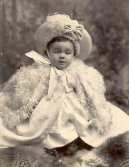 Family photo of William as a very young boy